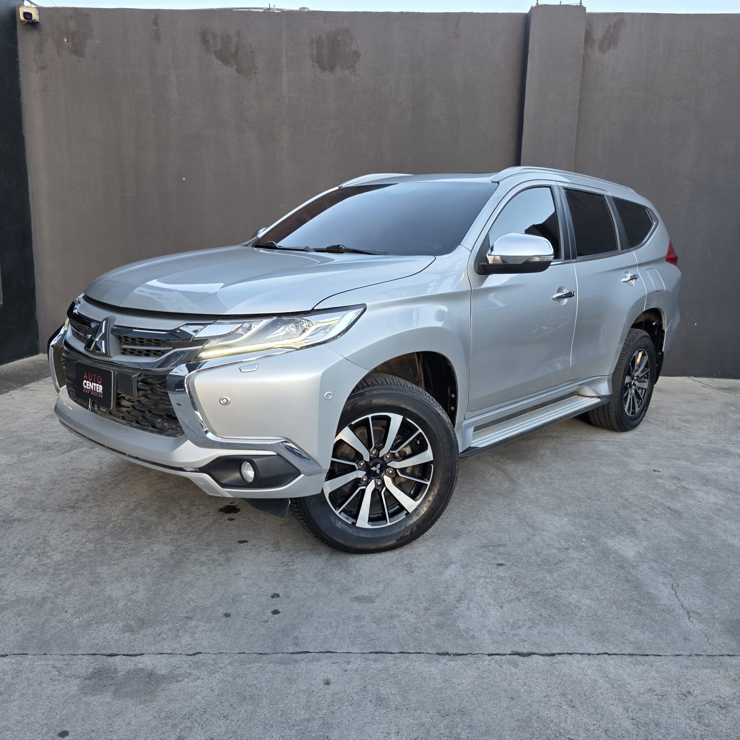Mitsubishi MONTERO 2017